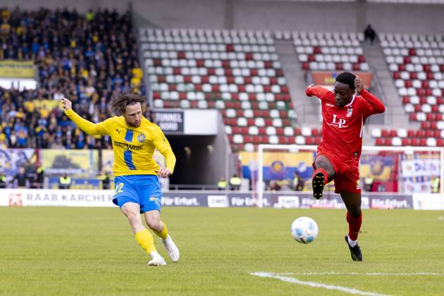 Regionalliga Nordost: FC Rot-Weiß Erfurt vs. 1. FC Lok Leipzig; Erfurt; 18.05.2025 Dorian Cevis ( 22; 1. FC Lokomotive Leipzig) gegen Benjika Caciel ( 8; FC Rot-Weiß Erfurt) Regionalliga Nordost: FC Rot-Weiß Erfurt vs. 1. FC Lok Leipzig; Steigerwaldstadion Erfurt; 18.05.2025 Copyright: xBEAUTIFULxSPORTS Duehringx