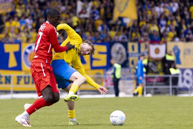 Regionalliga Nordost: FC Rot-Weiß Erfurt vs. 1. FC Lok Leipzig; Erfurt; 18.05.2025 Benny Boboy ( 27; FC Rot-Weiß Erfurt) gegen Noel Eichinger ( 19; 1. FC Lokomotive Leipzig) Regionalliga Nordost: FC Rot-Weiß Erfurt vs. 1. FC Lok Leipzig; Steigerwaldstadion Erfurt; 18.05.2025 Copyright: xBEAUTIFULxSPORTS Duehringx