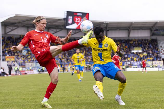 Regionalliga Nordost: FC Rot-Weiß Erfurt vs. 1. FC Lok Leipzig; Erfurt; 18.05.2025 Tino Kurt Kaufmann ( 36; FC Rot-Weiß Erfurt) gegen Abou Dramane Ballo ( 25; 1. FC Lokomotive Leipzig) Regionalliga Nordost: FC Rot-Weiß Erfurt vs. 1. FC Lok Leipzig; Steigerwaldstadion Erfurt; 18.05.2025 Copyright: xBEAUTIFULxSPORTS Duehringx