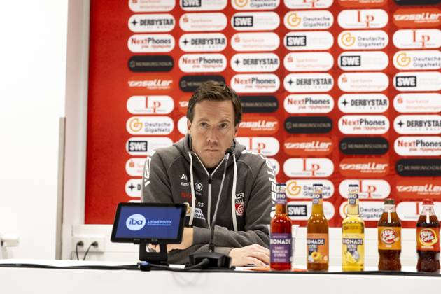 Regionalliga Nordost: FC Rot-Weiß Erfurt vs. 1. FC Lok Leipzig; Erfurt; 18.05.2025 Fabian Gerber (Trainer; FC Rot-Weiß Erfurt) Regionalliga Nordost: FC Rot-Weiß Erfurt vs. 1. FC Lok Leipzig; Steigerwaldstadion Erfurt; 18.05.2025 Copyright: xBEAUTIFULxSPORTS Duehringx