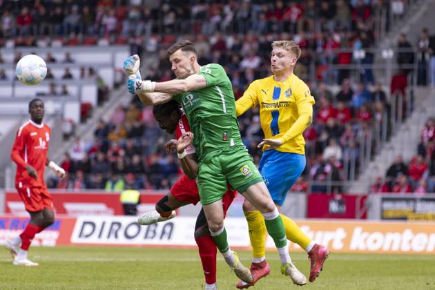 Regionalliga Nordost: FC Rot-Weiß Erfurt vs. 1. FC Lok Leipzig; Erfurt; 18.05.2025 Lorenz Otto ( 1; FC Rot-Weiß Erfurt) und Maxime Aglago Awoudja ( 6; FC Rot-Weiß Erfurt) Regionalliga Nordost: FC Rot-Weiß Erfurt vs. 1. FC Lok Leipzig; Steigerwaldstadion Erfurt; 18.05.2025 Copyright: xBEAUTIFULxSPORTS Duehringx