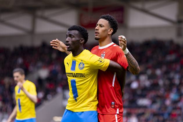 Regionalliga Nordost: FC Rot-Weiß Erfurt vs. 1. FC Lok Leipzig; Erfurt; 18.05.2025 Abou Dramane Ballo ( 25; 1. FC Lokomotive Leipzig) gegen Jeremiaha Maluze ( 30; FC Rot-Weiß Erfurt) Regionalliga Nordost: FC Rot-Weiß Erfurt vs. 1. FC Lok Leipzig; Steigerwaldstadion Erfurt; 18.05.2025 Copyright: xBEAUTIFULxSPORTS Duehringx