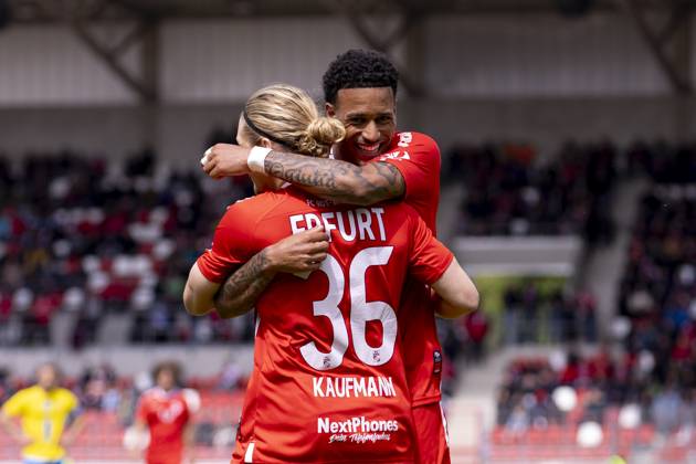 Regionalliga Nordost: FC Rot-Weiß Erfurt vs. 1. FC Lok Leipzig; Erfurt; 18.05.2025 Jeremiaha Maluze ( 30; FC Rot-Weiß Erfurt) und Tino Kurt Kaufmann ( 36; FC Rot-Weiß Erfurt) Regionalliga Nordost: FC Rot-Weiß Erfurt vs. 1. FC Lok Leipzig; Steigerwaldstadion Erfurt; 18.05.2025 Copyright: xBEAUTIFULxSPORTS Duehringx