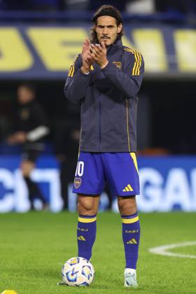 Boca Juniors Uruguayan forward Edinson Cavani looks during the warm up before the Argentine Professional Football League 2025 Apertura Tournament quarter-final football match against Independiente, at La Bombonera stadium in Buenos Aires, on May 19, 2025. BUENOS AIRES ARGENTINA Copyright: xALEJANDROxPAGNIx