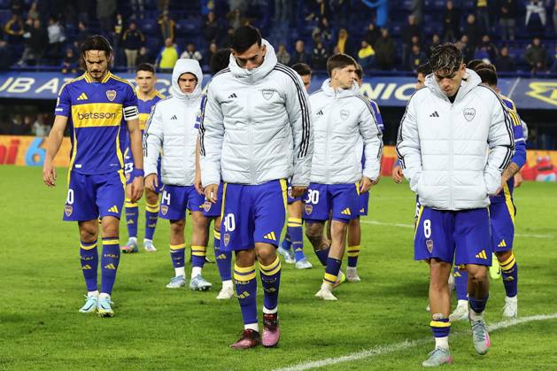 Boca Juniors Uruguayan forward Edinson Cavani (L) and players leave the pitch after losing the Argentine Professional Football League 2025 Apertura Tournament quarter-final football match against Independiente, at La Bombonera stadium in Buenos Aires, on May 19, 2025. Independiente won by 0-1 and qualified to semi final match against Huracan. BUENOS AIRES ARGENTINA Copyright: xALEJANDROxPAGNIx