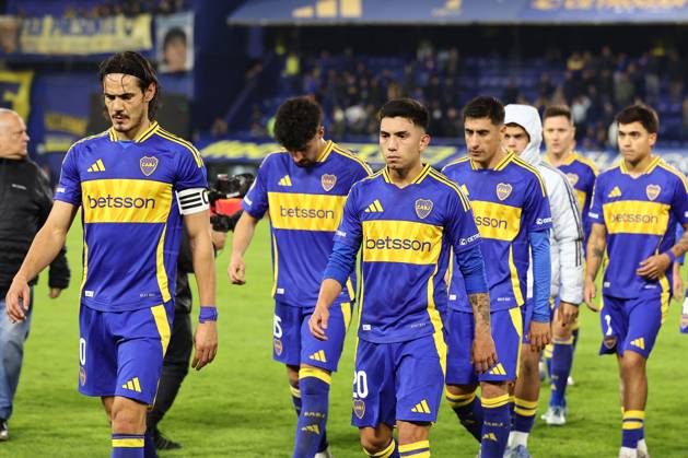 Boca Juniors Uruguayan forward Edinson Cavani (L) and players leave the pitch after losing the Argentine Professional Football League 2025 Apertura Tournament quarter-final football match against Independiente, at La Bombonera stadium in Buenos Aires, on May 19, 2025. Independiente won by 0-1 and qualified to semi final match against Huracan. BUENOS AIRES ARGENTINA Copyright: xALEJANDROxPAGNIx