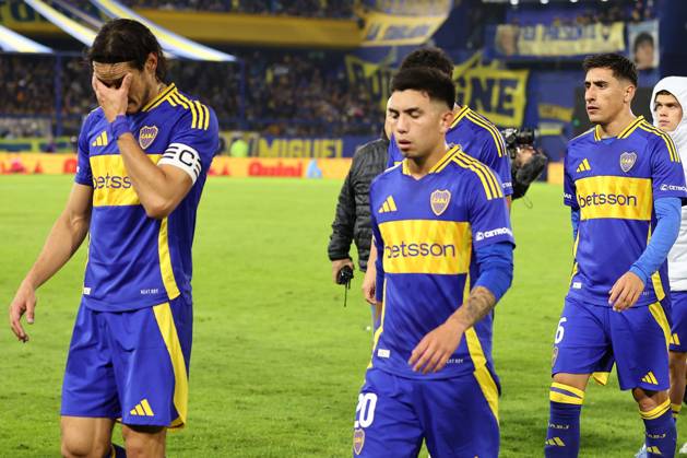 Boca Juniors Uruguayan forward Edinson Cavani (L) and players leave the pitch after losing the Argentine Professional Football League 2025 Apertura Tournament quarter-final football match against Independiente, at La Bombonera stadium in Buenos Aires, on May 19, 2025. Independiente won by 0-1 and qualified to semi final match against Huracan. BUENOS AIRES ARGENTINA Copyright: xALEJANDROxPAGNIx