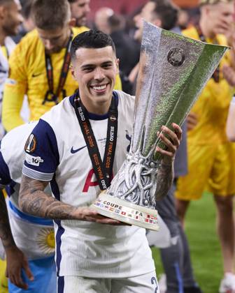 Tottenham Hotspur v Manchester United, ManU - UEFA Europa League Final 2025 Pedro Porro of Tottenham Hotspur FC lifts the trophy during the UEFA Europa League 2024 25 Final match between Tottenham Hotspur and Manchester United at San Mames on May 21, 2025, in Bilbao, Spain. Bilbao San Mames Basque Country Spain RL_TOTvMUTD_ELF_000234 Copyright: xRicardoxLarreinax