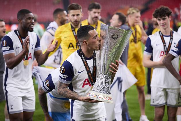 Tottenham Hotspur v Manchester United, ManU - UEFA Europa League Final 2025 Pedro Porro of Tottenham Hotspur FC kiss the trophy during the UEFA Europa League 2024 25 Final match between Tottenham Hotspur and Manchester United at San Mames on May 21, 2025, in Bilbao, Spain. Bilbao San Mames Basque Country Spain RL_TOTvMUTD_ELF_000235 Copyright: xRicardoxLarreinax