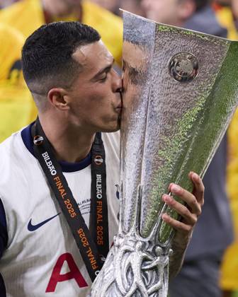 Tottenham Hotspur v Manchester United, ManU - UEFA Europa League Final 2025 Pedro Porro of Tottenham Hotspur FC kiss the trophy during the UEFA Europa League 2024 25 Final match between Tottenham Hotspur and Manchester United at San Mames on May 21, 2025, in Bilbao, Spain. Bilbao San Mames Basque Country Spain RL_TOTvMUTD_ELF_000236 Copyright: xRicardoxLarreinax