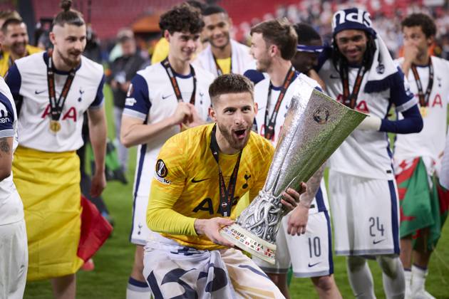 Tottenham Hotspur v Manchester United, ManU - UEFA Europa League Final 2025 Guglielmo Vicario of Tottenham Hotspur FC lifts the trophy during the UEFA Europa League 2024 25 Final match between Tottenham Hotspur and Manchester United at San Mames on May 21, 2025, in Bilbao, Spain. Bilbao San Mames Basque Country Spain RL_TOTvMUTD_ELF_000237 Copyright: xRicardoxLarreinax