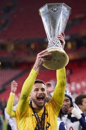 Tottenham Hotspur v Manchester United, ManU - UEFA Europa League Final 2025 Guglielmo Vicario of Tottenham Hotspur FC lifts the trophy during the UEFA Europa League 2024 25 Final match between Tottenham Hotspur and Manchester United at San Mames on May 21, 2025, in Bilbao, Spain. Bilbao San Mames Basque Country Spain RL_TOTvMUTD_ELF_000238 Copyright: xRicardoxLarreinax