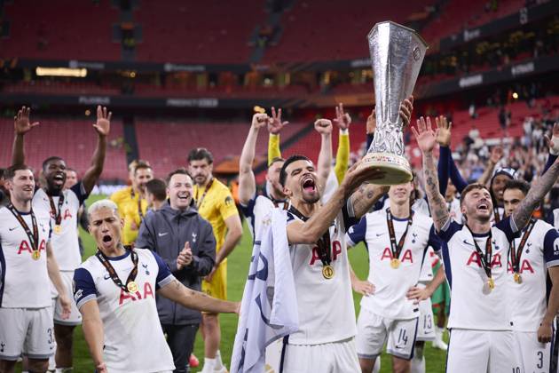 Tottenham Hotspur v Manchester United, ManU - UEFA Europa League Final 2025 Dominic Solanke of Tottenham Hotspur FC lifts the trophy during the UEFA Europa League 2024 25 Final match between Tottenham Hotspur and Manchester United at San Mames on May 21, 2025, in Bilbao, Spain. Bilbao San Mames Basque Country Spain RL_TOTvMUTD_ELF_000239 Copyright: xRicardoxLarreinax