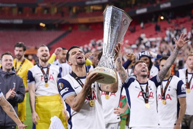 Tottenham Hotspur v Manchester United, ManU - UEFA Europa League Final 2025 Dominic Solanke of Tottenham Hotspur FC lifts the trophy during the UEFA Europa League 2024 25 Final match between Tottenham Hotspur and Manchester United at San Mames on May 21, 2025, in Bilbao, Spain. Bilbao San Mames Basque Country Spain RL_TOTvMUTD_ELF_000240 Copyright: xRicardoxLarreinax