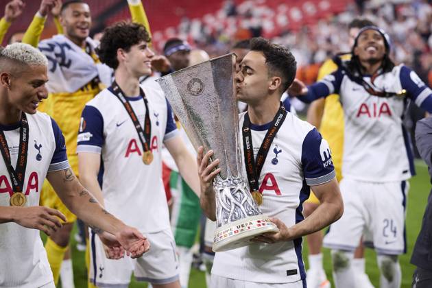 Tottenham Hotspur v Manchester United, ManU - UEFA Europa League Final 2025 Sergio Reguilon of Tottenham Hotspur FC kiss the trophy during the UEFA Europa League 2024 25 Final match between Tottenham Hotspur and Manchester United at San Mames on May 21, 2025, in Bilbao, Spain. Bilbao San Mames Basque Country Spain RL_TOTvMUTD_ELF_000241 Copyright: xRicardoxLarreinax