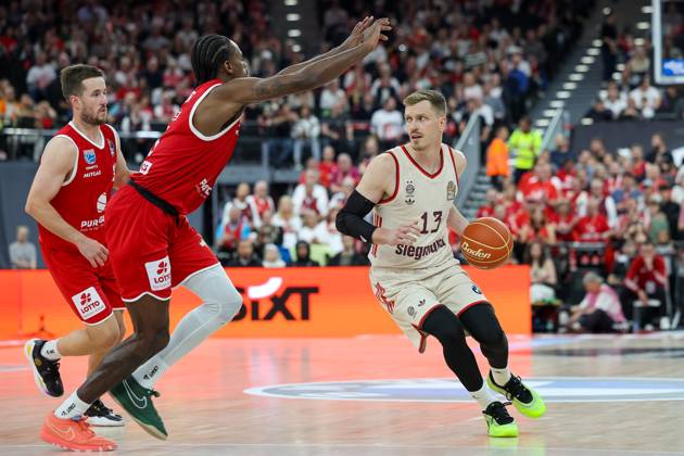 Andreas Obst (FC Bayern Basketball, 13) mit Ball mit Spencer Reaves (Syntainics MBC, 31) und Ty Brewer (Syntainics MBC, 15), GER, FC Bayern Basketball vs. SYNTAINICS MBC, Basketball, easycredit Basketball Bundesliga, BBL, Playoffs, Viertelfinale, Saison 2024 2025, 24.05.2025, GER, FC Bayern Basketball vs. SYNTAINICS MBC, Basketball, easycredit Basketball Bundesliga, BBL, Playoffs, Viertelfinale, Saison 2024 2025, 24.05.2025 Muenchen Copyright: xEibner-Pressefoto JennixMaulx EP_JML