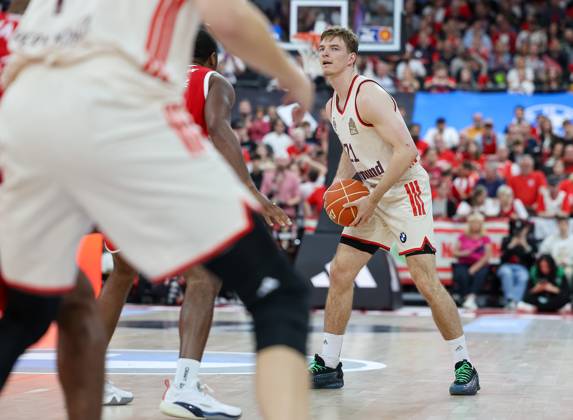 Justuz Hollatz (FC Bayern Basketball, 21) mit Ball, GER, FC Bayern Basketball vs. SYNTAINICS MBC, Basketball, easycredit Basketball Bundesliga, BBL, Playoffs, Viertelfinale, Saison 2024 2025, 24.05.2025, GER, FC Bayern Basketball vs. SYNTAINICS MBC, Basketball, easycredit Basketball Bundesliga, BBL, Playoffs, Viertelfinale, Saison 2024 2025, 24.05.2025 Muenchen Copyright: xEibner-Pressefoto JennixMaulx EP_JML