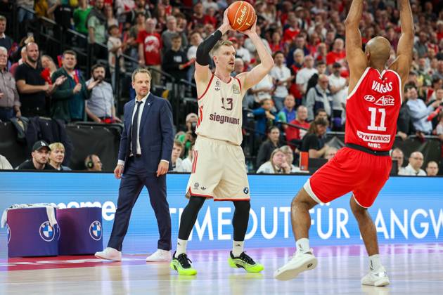 Andreas Obst (FC Bayern Basketball, 13) mit Ball mit Akeem Vargas (Syntainics MBC, 11) und Janis Gailitis (Syntainics MBC, Cheftrainer), GER, FC Bayern Basketball vs. SYNTAINICS MBC, Basketball, easycredit Basketball Bundesliga, BBL, Playoffs, Viertelfinale, Saison 2024 2025, 24.05.2025, GER, FC Bayern Basketball vs. SYNTAINICS MBC, Basketball, easycredit Basketball Bundesliga, BBL, Playoffs, Viertelfinale, Saison 2024 2025, 24.05.2025 Muenchen Copyright: xEibner-Pressefoto JennixMaulx EP_JML