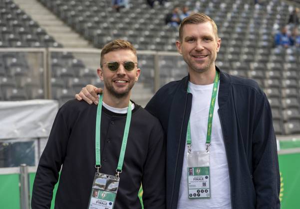 Christoph Kramer und Per Mertesacker (re.) DSC Arminia Bielefeld - VfB Stuttgart, 24.05.2025 Fussball, DFB Pokalfinale 2025, Olympiastadion, Berlin Wichtiger Hinweis: Gemäß den Vorgaben der DFL Deutsche Fussball Liga bzw. des DFB Deutscher Fussball-Bund ist es untersagt, in dem Stadion und oder vom Spiel angefertigte Fotoaufnahmen in Form von Sequenzbildern und oder videoähnlichen Fotostrecken zu verwerten bzw. verwerten zu lassen. Copyright: HMBxMedia xMarcoxBader