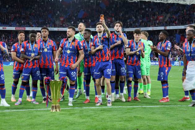 24.05.2025 St.Jakob-Park Basel. Fussball Herren Super League Saison 2024 2025 FC Basel - FC Luzern. Bild : (FC Basel) Spieler mit Pokal. Dominik Schmid fotografiert mit Handy. Aktion