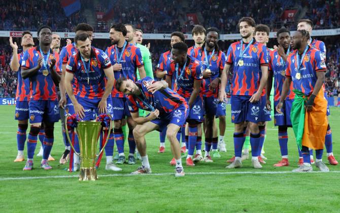 24.05.2025 St.Jakob-Park Basel. Fussball Herren Super League Saison 2024 2025 FC Basel - FC Luzern. Bild : (FC Basel) Spieler mit Pokal. Dominik Schmid fotografiert mit Handy. Aktion