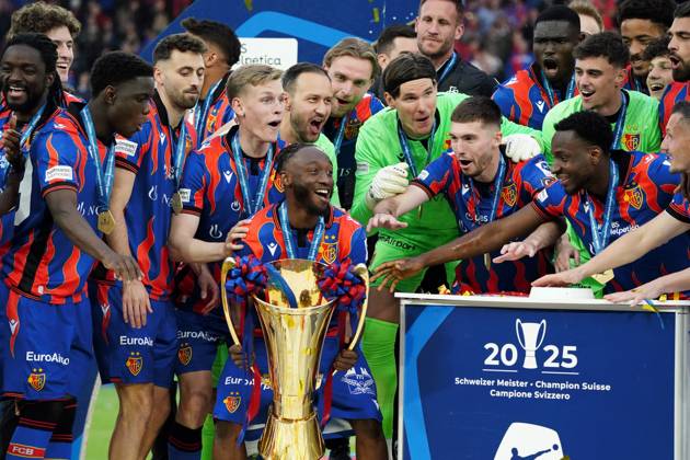 24.05.2025 St.Jakob-Park Basel. Fussball Herren Super League Saison 2024 2025 FC Basel - FC Luzern. Bild :Dominik Schmid,Anton Kade,Benie Traore mit Pokal, (FC Basel) Aktion
