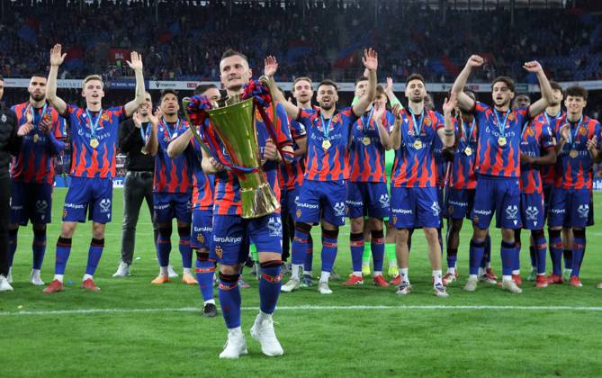 24.05.2025 St.Jakob-Park Basel. Fussball Herren Super League Saison 2024 2025 FC Basel - FC Luzern. Bild : Taulant Xhaka (FC Basel) mit Pokal. Aktion