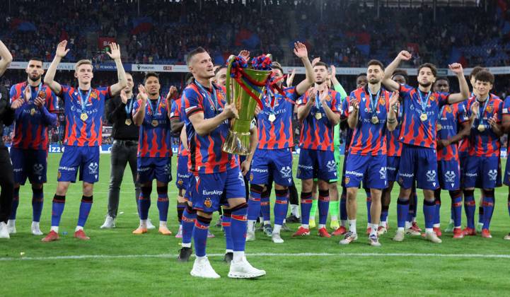 24.05.2025 St.Jakob-Park Basel. Fussball Herren Super League Saison 2024 2025 FC Basel - FC Luzern. Bild : Taulant Xhaka (FC Basel) mit Pokal. Aktion