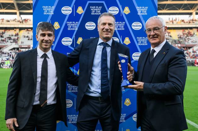 Fußball, AS Rom, Trainer Claudio Ranieri erhält Fairplay-Preis Roma™ coach Claudio Ranieri poses with Philadelphia Fair Play Moment of the Season award prior to the Serie A soccer match between Torino and Roma at Olimpico Grande Torino stadium in Turin, Italy - Sunday, 25 May 2025 - Soccer ( Foto Nicolo Campo LaPresse)  Copyright: xNicoloxCampo LaPressex