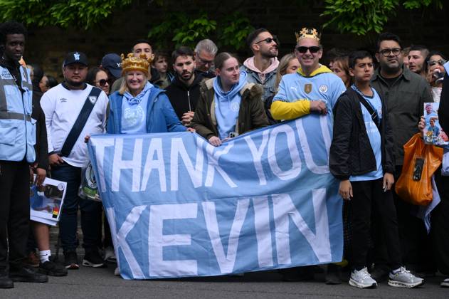Football - 2024 2025 Premier League - Fulham vs Manchester City - Craven Cottage - Sunday 25th May 2025. Supporters of Manchester City s Kevin De Bruyne outside the ground. COLORSPORT Ashley Western