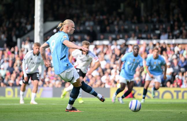 Football - 2024 2025 Premier League - Fulham vs Manchester City - Craven Cottage - Sunday 25th May 2025. Manchester City s Erling Haaland scores his side s second goal from the penalty spot after a challenge by Fulham™s Sasa Lukic on Ilkay Gundogan. COLORSPORT Ashley Western
