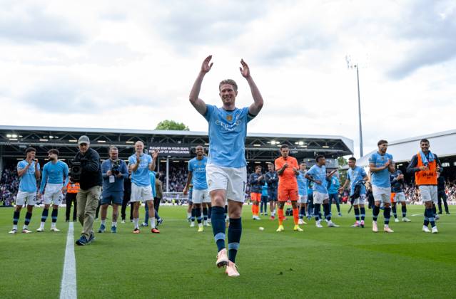 Football - 2024 2025 Premier League - Fulham vs Manchester City - Craven Cottage - Sunday 25th May 2025. Manchester City s Kevin De Bruyne in front off the fans after his last performance. COLORSPORT Ashley Western