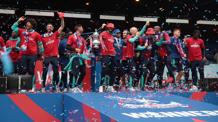 . - Crystal Palace FA Cup Trophy Parade & Celebrations, Selhurst Park Stadium, London, England. - 26th May 2025. (C) Daniel Weir Crystal Pix Joel Ward of Crystal Palace & Marc Guehi of Crystal Palace hold aloft the Emirates FA Cup Trophy in celebration with there team mates on the stage at Selhurst Park under Confetti during the Crystal Palace FA Cup trophy bus parade & party celebrations at Selhurst Park stadium in South London. - Crystal Palace FA Cup Trophy Parade & Celebrations, Selhurst Park Stadium, London, England. - 26th May 2025. (C) Daniel Weir Crystal Pix London Selhurst Park Stadium United Kingdom Copyright: xDanielxWeirx CP_Crystal_Palace_Bus_Parade_Party_05