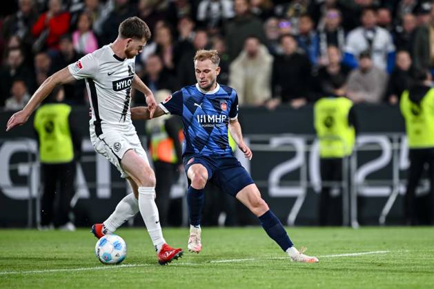 Florian Le Joncour (SV Elversberg) und Leonardo Scienza (1.FC Heidenheim) im Zweikampf während des Bundesliga-Relegationsrückspiels zwischen der SV Elversberg und dem 1.FC Heidenheim, URSAPHARM-ARENA am 26. May 2025 in Elverberg, Deutschland. (Foto von Harry Langer DeFodi Images) +++ Florian Le Joncour (SV Elversberg) und Leonardo Scienza (1.FC Heidenheim) battle for the ball during the Bundesliga relegation second leg match between SV Elversberg and 1.FC Heidenheim at URSAPHARM-ARENA on May 26, 2025 in Elverberg, Germany. (Photo by Harry Langer DeFodi Images) DFL regulations prohibit any use of photographs as image sequences and or quasi-video. (Photo by Harry Langer DeFodi Images) DFL regulations prohibit any use of photographs as image sequences and or quasi-video.