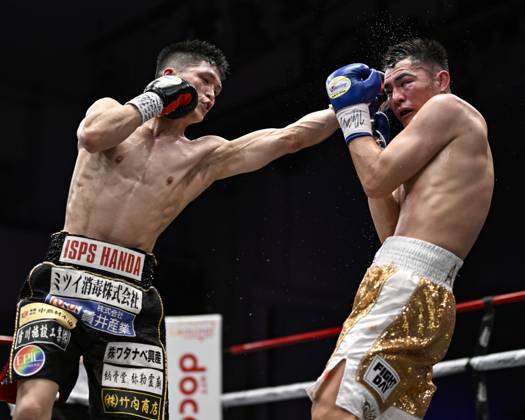 Bilder des Jahres 2025, Sport 05 Mai Champion Shu Utsuki (black gloves) of Japan and challenger Aketelieti Yelejian (blue gloves) of China compete during their OPBF and WBO Asia Pacific lightweight titles boxing bout at Korakuen Hall in Tokyo, Japan on May 27, 2025. Noxthirdxpartyxsales  (292119226)