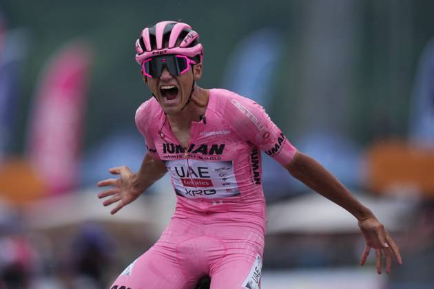 Bilder des Jahres 2025, Sport 05 Mai Sport Bilder des Tages Del Toro Romero Isaac of Uae Team Emirates Xrg, pink jersey, celebrates as he cycles to the finish line to win the stage 17 of the Giro d™Italia from San Michele all™Adige (fondazione Edmund Mach) to Bormio, Italy - Wednesday, May 28, 2025. - cycling.  Copyright: xGianxMatttiaxD Alberto LaPressex