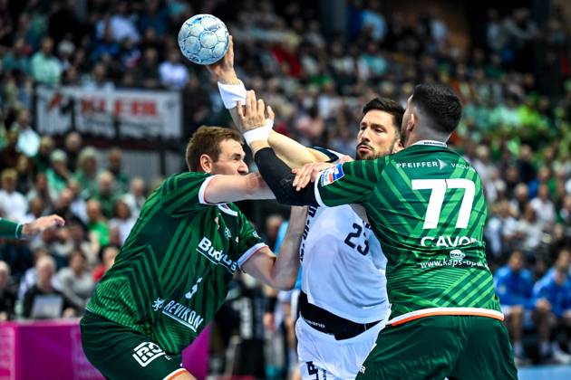 Tim Suton (TBV Lemgo Lippe, 23) in action mit Rasmus Meyer Ejlersen (HSG Wetzlar, 05) und Stefan Cavor (HSG Wetzlar, 77), GER, HSG Wetzlar vs. TBV Lemgo-Lippe, Handball, Bundesliga, 31. Spieltag, Saison 2024 2025, 28.05.2025 GER, HSG Wetzlar vs. TBV Lemgo-Lippe, Handball, Bundesliga, 31. Spieltag, Saison 2024 2025, 28.05.2025 Wetzlar Copyright: xEibner-Pressefoto FlorianxWiegandx EP_FWD