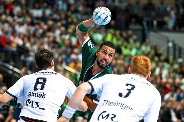 Philipp Ahouansou (HSG Wetzlar, 19) beim Wurf, davor Meeno Carstensen (TBV Lemgo Lippe, 08) und Nicolai Theilinger (TBV Lemgo Lippe, 03), GER, HSG Wetzlar vs. TBV Lemgo-Lippe, Handball, Bundesliga, 31. Spieltag, Saison 2024 2025, 28.05.2025 GER, HSG Wetzlar vs. TBV Lemgo-Lippe, Handball, Bundesliga, 31. Spieltag, Saison 2024 2025, 28.05.2025 Wetzlar Copyright: xEibner-Pressefoto FlorianxWiegandx EP_FWD