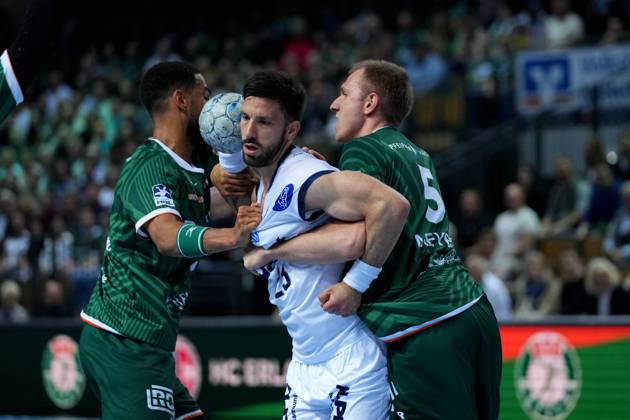 Wetzlar, Germany, May 28th 2025: Tim Suton ( 23 Lemgo ) Rasmus Meyer Ejlersen ( 5 Wetzlar ) Philipp Ahouansou ( 19 Wetzlar ) during the Daikin Handball-Bundesliga match between HSG Wetzlar and TBV Lemgo at Buderus Arena Wetzlar. (Julia Kneissl SPP) Copyright: xJuliaxKneisslx xSPPx spp-en-JuKnSp-JK_06852.jpeg