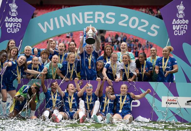 Bilder des Jahres 2025, Sport 05 Mai Chelsea v Manchester United, ManU - The Adobe Women s FA Cup Final LONDON, ENGLAND - MAY 18: Chelsea captain Millie Bright lifts the trophy with teammates after The Adobe Women s FA Cup Final match between Chelsea and Manchester United at Wembley Stadium on May 18, 2025 in London, England. London Wembley Stadium England United Kingdom Copyright: xVisionhausx 776317337