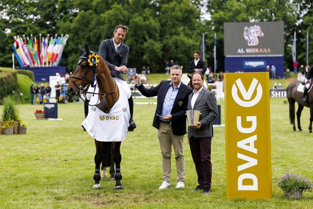 Bilder des Jahres 2025, Sport 05 Mai Sport Bilder des Tages HAMBURG - 94. Deutsches Spring- und Dressur DERBY 2025, HAMBURG - 94. Deutsches Spring- und Dressur DERBY 2025 SMOLDERS Harrie (NED), Mr. Tac, GEILFUSS Christoph (DVAG) Siegerehrung Prize giving ceremony Al Shira aa CSI5* Tour CSI5* - Championat of Hamburg Preis der Deutsche Vermögensberatung AG DVAG - Int. jumping competition with jump-off Qualification for the Grand Prix Hamburg, Jenischpark, Derby Park Klein Flottbek 29. May 2025 -
