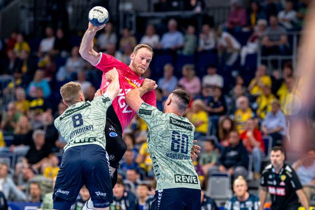 Bilder des Jahres 2025, Sport 05 Mai Sport Bilder des Tages 1. Handball-Bundesliga, Rhein-Neckar Löwen gegen TVB Stuttgart; 29.05.2025 Torben Matzken (22; TVB 1898 Stuttgart) von TVB 1898 Stuttgart prellt den Ball und wird dabei von Jannik Kohlbacher (80; Rhein Neckar Löwen) verteidigt 1. Handball-Bundesliga, DAIKIN HBL 2024 25, Rhein-Neckar Löwen (im Sondertrikot) gegen TVB Stuttgart, am 29.05.2025 in der SAP-Arena in Mannheim. Copyright: xBEAUTIFULxSPORTS Gelhardtx