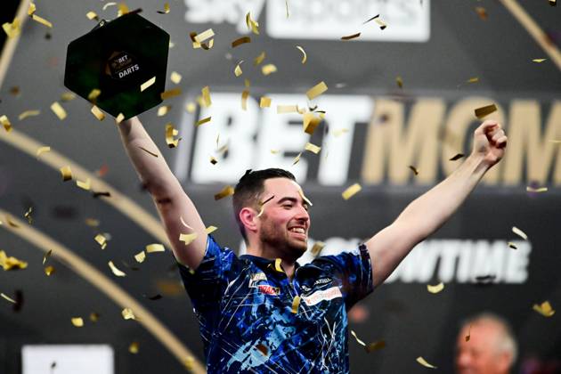 Sport Themen der Woche KW22 Bilder des Jahres 2025, Sport 05 Mai Sport Bilder des Tages Darts BetMGM Premier League Luke Humphries holds his trophy in a shower of golden tinsel during the BetMGM Premier League darts at the O2 Arena, London, United Kingdom on 29 May 2025. London O2 Arena London United Kingdom Editorial use only , Copyright: xDennisxGoodwinx PSI-22159-0088