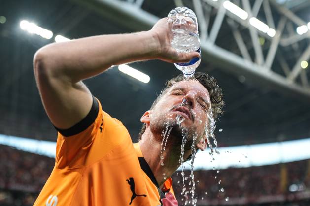 Sport Bilder des Tages Galatasaray v RAMS Basaksehir - Turkish Super Lig ISTANBUL, TURKIYE - MAY 30: Dries Mertens of Galatasaray pours water on his face during Turkish Super Lig match between Galatasaray and RAMS Basaksehir at RAMS Park in Istanbul, Turkiye on May 30, 2025. Hakan Akgun Anadolu Istanbul Turkey. Editorial use only. Please get in touch for any other usage. Copyright: x2025xAnadoluxHakanxAkgunx