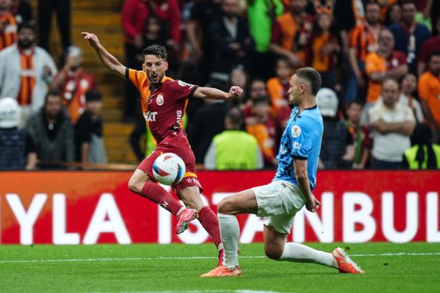 Galatasaray v RAMS Basaksehir - Turkish Super Lig ISTANBUL, TURKIYE - MAY 30: Dries Mertens (L) of Galatasaray and Leo Duarte (R) of RAMS Basaksehir compete for the ball during the 38th and final week match of the Turkish Super Lig between Galatasaray and RAMS Basaksehir at RAMS Park in Istanbul, Turkiye on May 30, 2025. Hakan Akgun Anadolu Istanbul Turkey. Editorial use only. Please get in touch for any other usage. Copyright: x2025xAnadoluxHakanxAkgunx