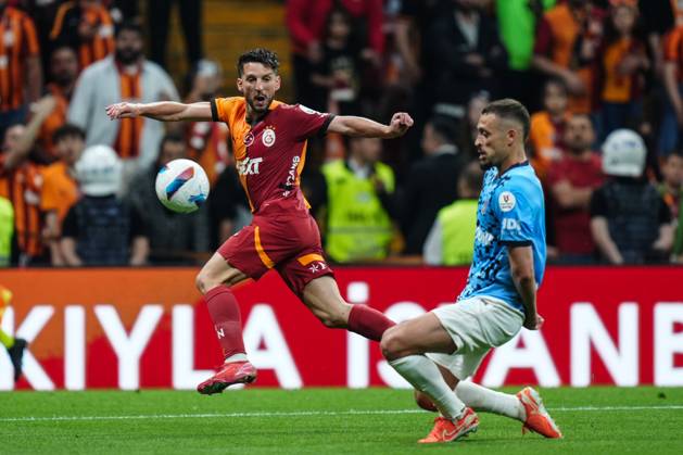 Galatasaray v RAMS Basaksehir - Turkish Super Lig ISTANBUL, TURKIYE - MAY 30: Dries Mertens (L) of Galatasaray and Leo Duarte (R) of RAMS Basaksehir compete for the ball during the 38th and final week match of the Turkish Super Lig between Galatasaray and RAMS Basaksehir at RAMS Park in Istanbul, Turkiye on May 30, 2025. Hakan Akgun Anadolu Istanbul Turkey. Editorial use only. Please get in touch for any other usage. Copyright: x2025xAnadoluxHakanxAkgunx