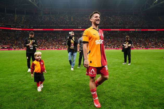 Galatasaray v RAMS Basaksehir - Turkish Super Lig ISTANBUL, TURKIYE - MAY 30: Dries Mertens of Galatasaray greets fans with his son Ciro as he leaves the pitch during the 38th and final week match of the Turkish Super Lig between Galatasaray and RAMS Basaksehir at RAMS Park in Istanbul, Turkiye on May 30, 2025. Hakan Akgun Anadolu Istanbul Turkey. Editorial use only. Please get in touch for any other usage. Copyright: x2025xAnadoluxHakanxAkgunx