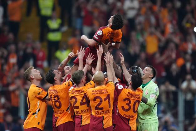 Galatasaray v RAMS Basaksehir - Turkish Super Lig ISTANBUL, TURKIYE - MAY 30: Dries Mertens of Galatasaray leaves the pitch on the shoulders of his teammates during the 38th and final week match of the Turkish Super Lig between Galatasaray and RAMS Basaksehir at RAMS Park in Istanbul, Turkiye on May 30, 2025. Hakan Akgun Anadolu Istanbul Turkey. Editorial use only. Please get in touch for any other usage. Copyright: x2025xAnadoluxHakanxAkgunx