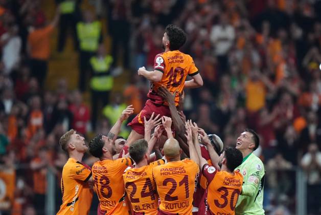 Galatasaray v RAMS Basaksehir - Turkish Super Lig ISTANBUL, TURKIYE - MAY 30: Dries Mertens of Galatasaray leaves the pitch on the shoulders of his teammates during the 38th and final week match of the Turkish Super Lig between Galatasaray and RAMS Basaksehir at RAMS Park in Istanbul, Turkiye on May 30, 2025. Hakan Akgun Anadolu Istanbul Turkey. Editorial use only. Please get in touch for any other usage. Copyright: x2025xAnadoluxHakanxAkgunx