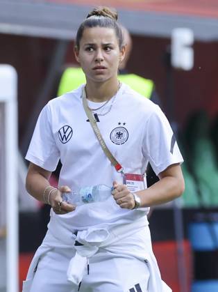 Lena Oberdorf (Germany) schaut, UEFA Women s Nations League 2024 25 Grp A1 MD5, Germany and Netherlands, Weserstadion am 30. May 2025 in Bremen, Deutschland. (Foto von Marco Steinbrenner DeFodi Images) Lena Oberdorf (Germany) looks on, UEFA Women s Nations League 2024 25 Grp A1 MD5, Germany and Netherlands, Weserstadion, May 30, 2025 in Bremen, Germany. (Photo by Marco Steinbrenner DeFodi Images)